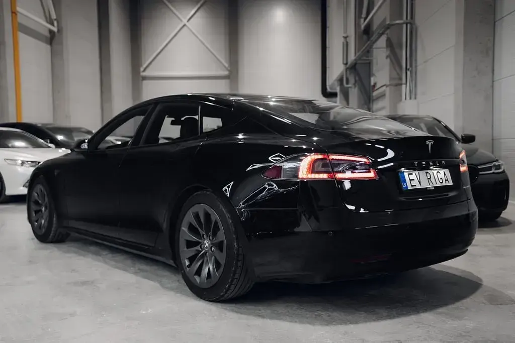 Second-hand Tesla Model S 413 kW (562 CP) 2020 Negru Hatchback