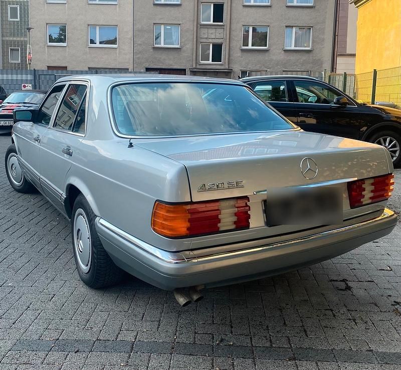Silber Gebraucht 1989 Mercedes E420 Limousine | 13.800 € - Bild 1/4