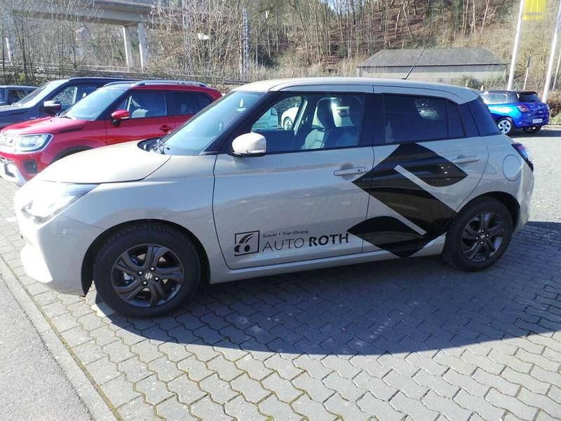 Caravan ivory pearl metallic Gebraucht 2024 Suzuki Swift Comfort+ Limousine | 22.100 € - Bild 1/4