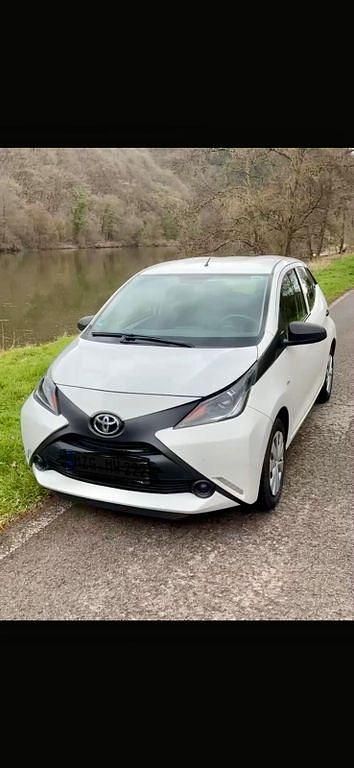 Gebraucht Toyota Aygo 69 PS (50 kW) 2016 Weiß Kleinwagen