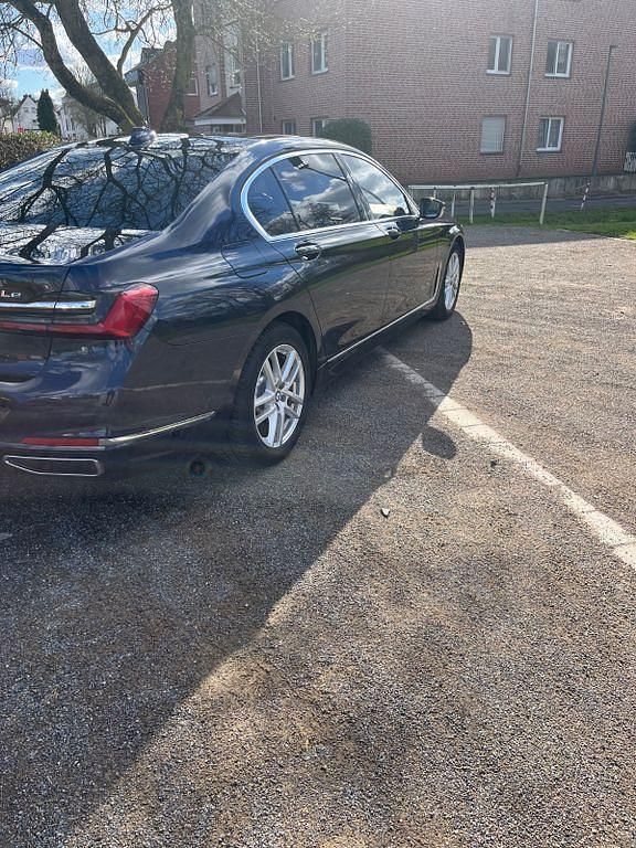 Gebraucht BMW 745e 394 PS (289 kW) 2019 Blau Limousine