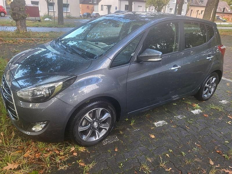 Silber Gebraucht 2017 Hyundai ix20 YES! Van / Kleinbus | 13.200 € (Fairer Preis) - Bild 1/4