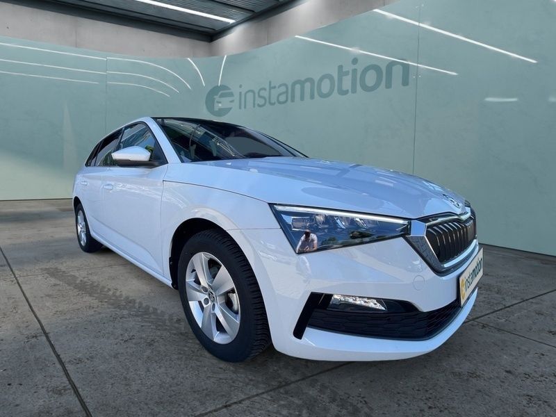 Weiß Gebraucht 2023 Skoda Scala Style Kleinwagen | 24.290 € (Fairer Preis) - Bild 1/4