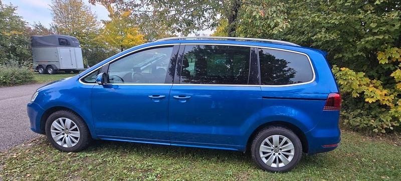 Blau Gebraucht 2018 VW Sharan Comfortline Van / Kleinbus | 20.500 € (Superpreis) - Bild 1/4