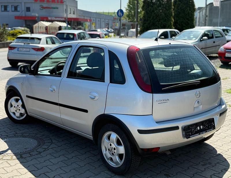 Używany Opel Corsa 75 KM (55 kW) 2004 Srebrny Hatchback