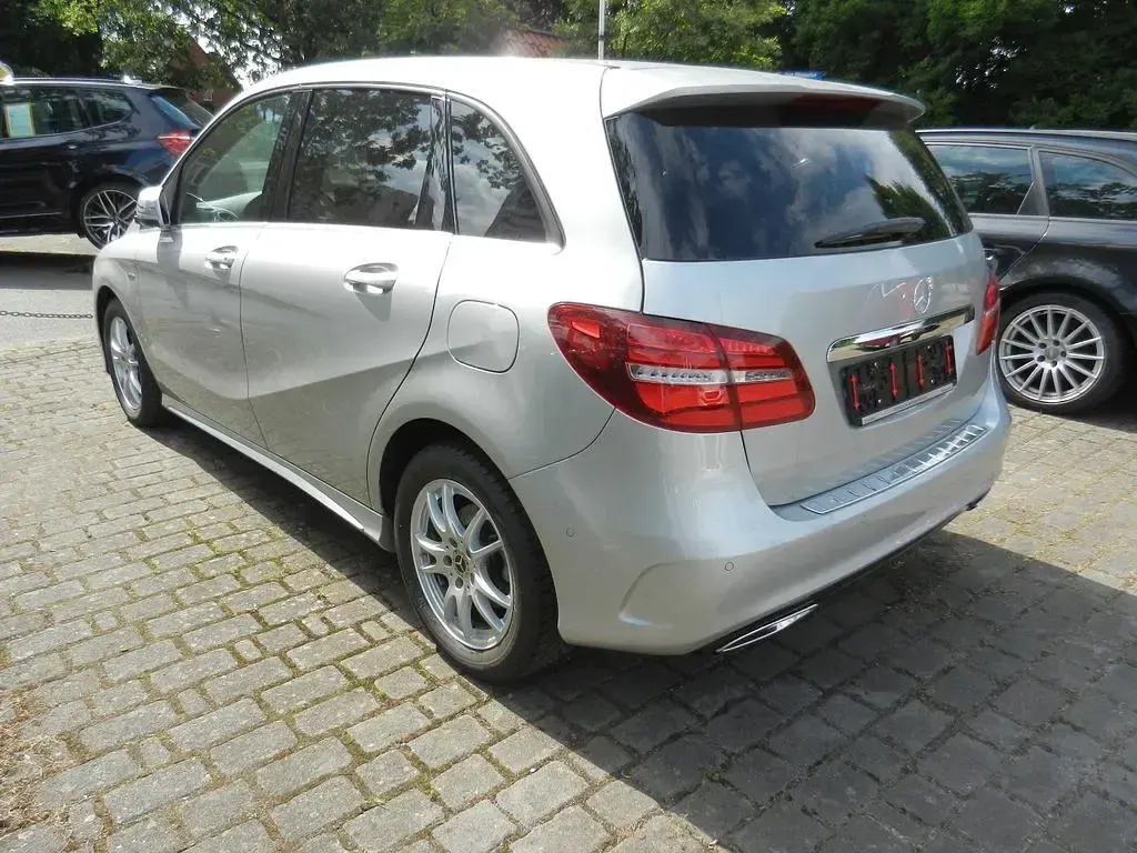 Gebraucht Mercedes B180 Edition 122 PS (89 kW) 2018 Silber Kleinwagen