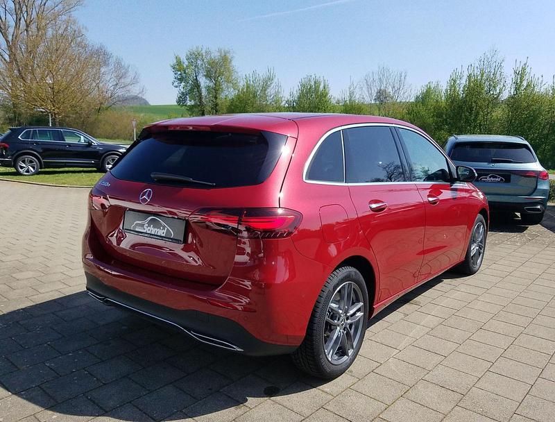 Gebraucht Mercedes E250 163 PS (119 kW) 2023 Manufaktur patagonienrot metallic Limousine