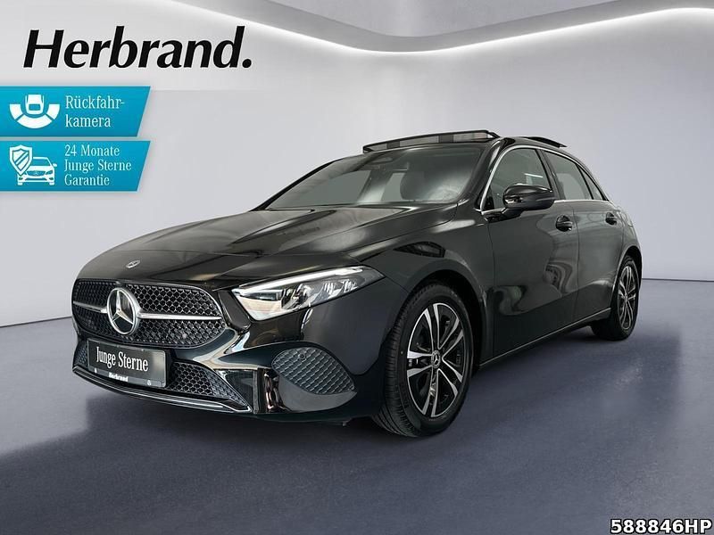 Metalliclack kosmosschwarz Gebraucht 2024 Mercedes A180 Progressive Limousine | 29.990 € (Fairer Preis) - Bild 1/4