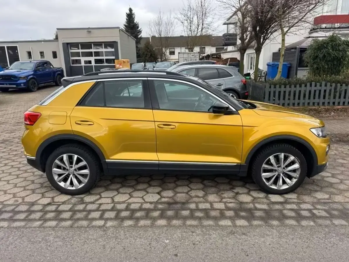 Second-hand VW T-Roc Style 150 CP (110 kW) 2018 Galben SUV