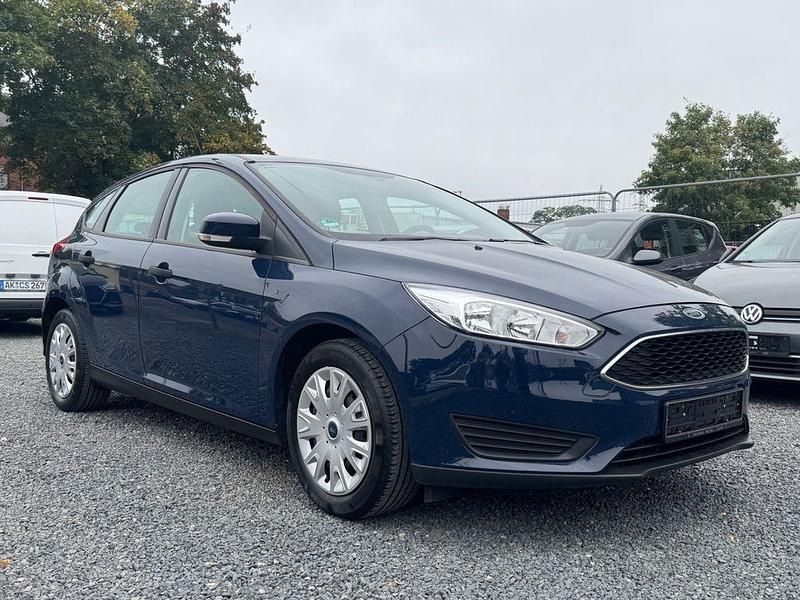 Blau Gebraucht 2015 Ford Focus Ambiente Limousine | 6.900 € (Guter Preis) - Bild 1/4