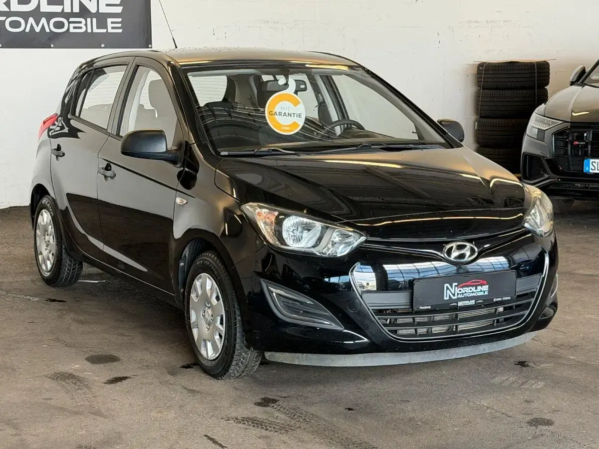 Gebraucht Hyundai i20 Edition 86 PS (63 kW) 2014 Schwarz Kleinwagen