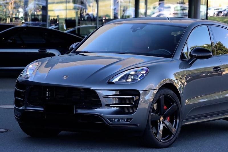 Grau Gebraucht 2015 Porsche Macan Turbo SUV | 36.900 € (Guter Preis) - Bild 1/4