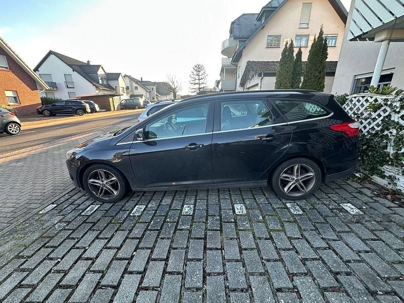 Gebraucht Ford Focus Trend 101 PS (74 kW) 2014 Schwarz Kombi