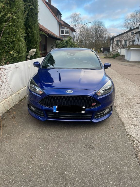 Blau Gebraucht 2017 Ford Focus ST Limousine | 12.500 € (Guter Preis) - Bild 1/4