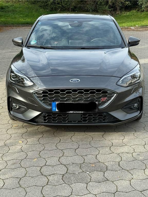 Grau Gebraucht 2019 Ford Focus ST Limousine | 26.500 € (Etwas zu teuer) - Bild 1/4