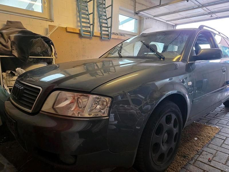Grau Gebraucht 2001 Audi A6 Kombi | 890 € (Superpreis) - Bild 1/4