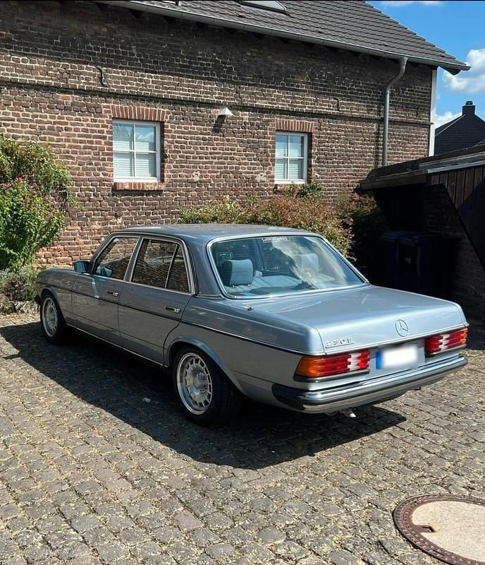 Gebraucht Mercedes E230 136 PS (100 kW) 1984 Blau Limousine