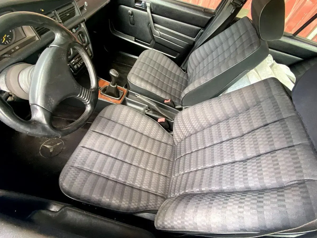 Gebraucht Mercedes 190 109 PS (80 kW) 1990 Schwarz Limousine
