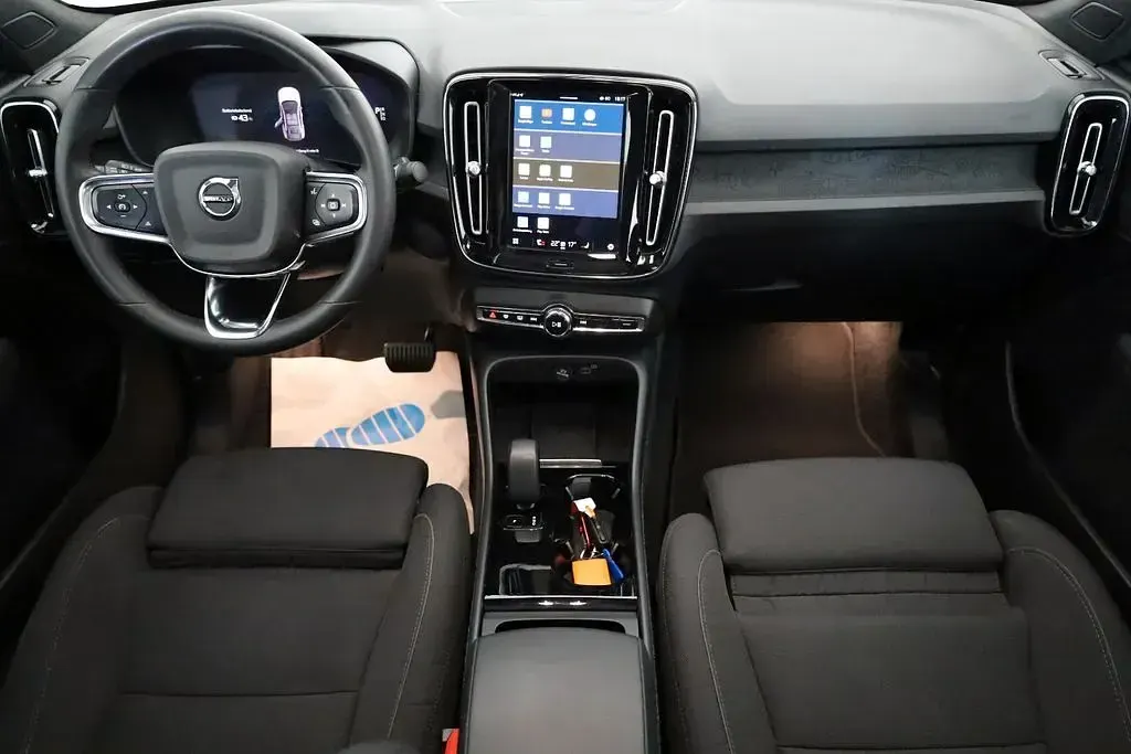 Gebraucht Volvo C40 Core 169 kW (231 PS) 2023 Fusion red (metallic) SUV