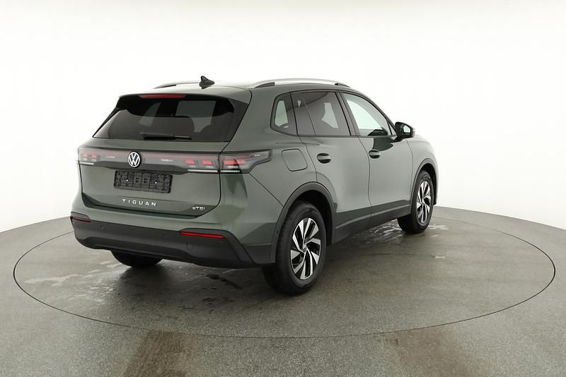 Neu VW Tiguan Life 2025 Cipressinogrün metallic SUV