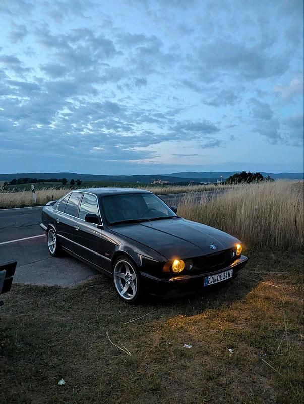 Schwarz Gebraucht 1991 BMW 520 Limousine | 6.799 € - Bild 1/4