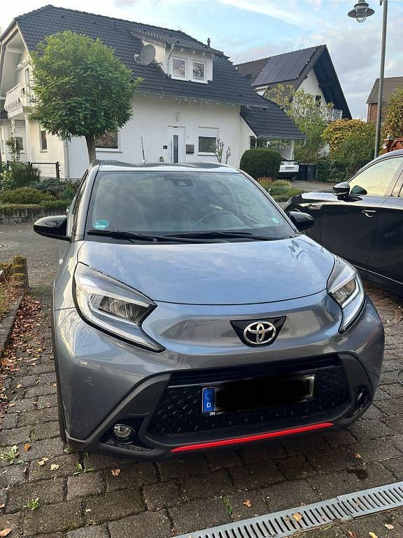 Grau Gebraucht 2023 Toyota Aygo Kleinwagen | 17.777 € (Fairer Preis) - Bild 1/4
