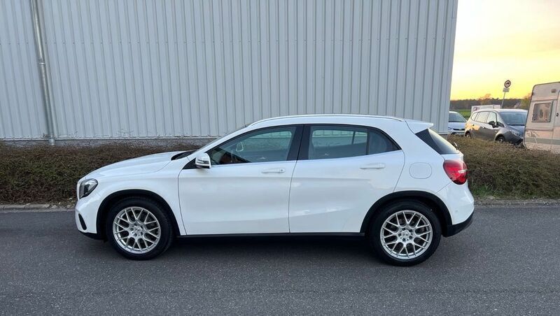 Weiß Gebraucht 2018 Mercedes GLA220 Urban SUV | 22.400 € (Fairer Preis) - Bild 1/4