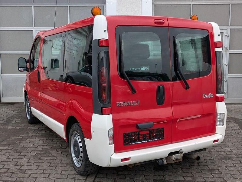 Second-hand Renault Trafic 82 CP (60 kW) 2005 Roșu Monovolum