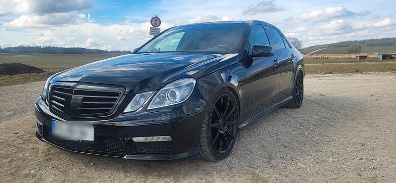 Schwarz Gebraucht 2012 Mercedes E63 AMG AMG Limousine | 32.000 € (Fairer Preis) - Bild 1/4