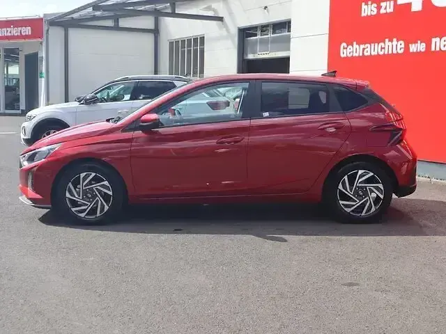 Neu Hyundai i20 79 PS (58 kW) 2025 Rot Kleinwagen