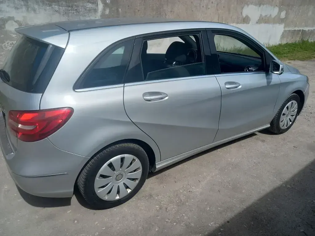 Gebraucht Mercedes B180 109 PS (80 kW) 2014 Silber Kleinwagen