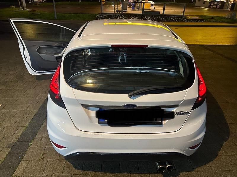 Gebraucht Ford Fiesta 82 PS (60 kW) 2010 Weiß Kleinwagen