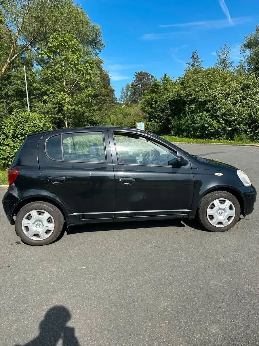 Gebraucht Toyota Yaris 65 PS (47 kW) 2004 Schwarz Kleinwagen