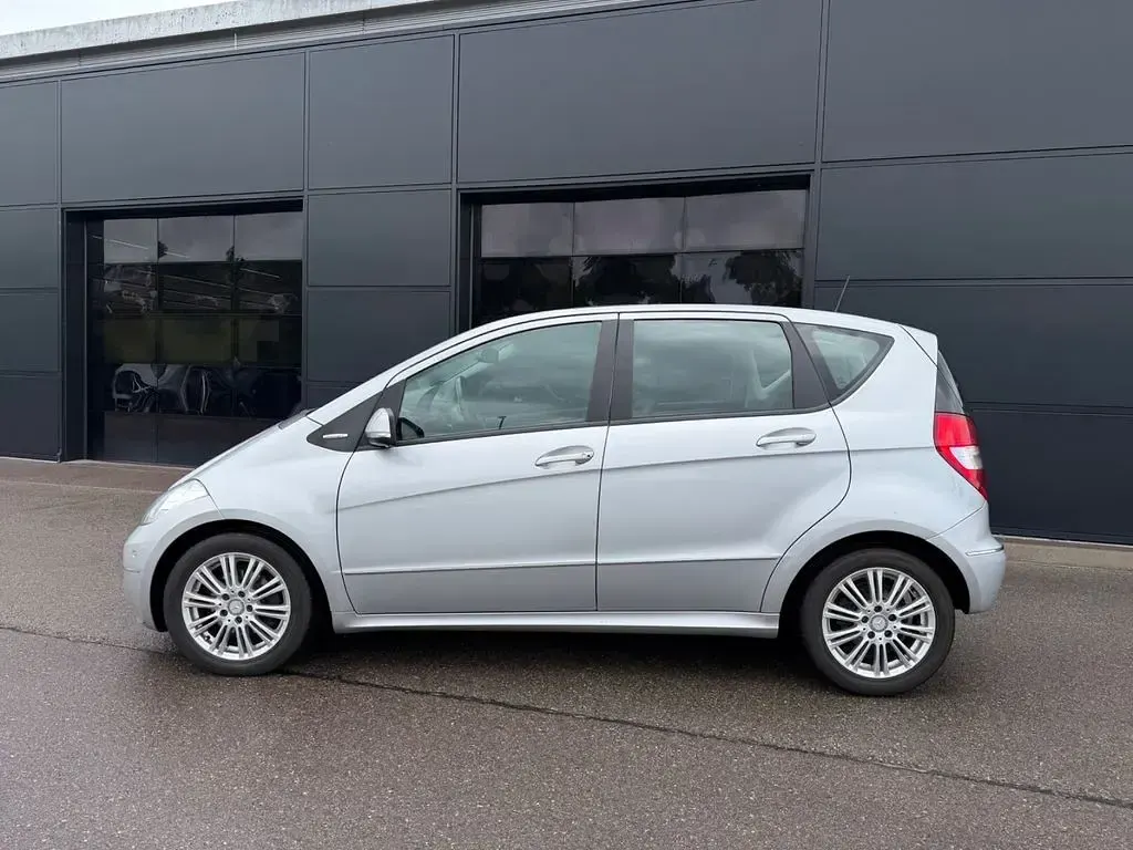 Używany Mercedes A180 Elegance 116 KM (85 kW) 2012 Srebrny Sedan/Limuzyna