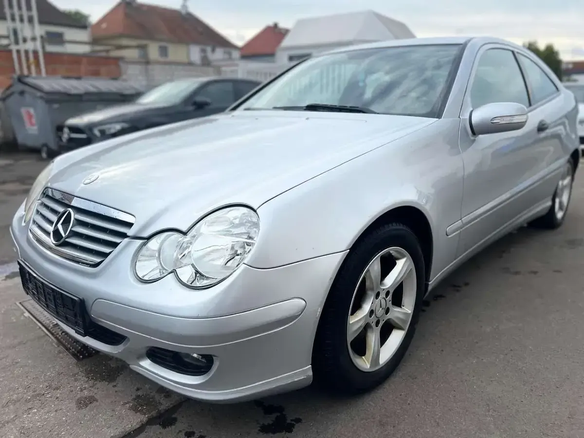 Gebraucht Mercedes C220 150 PS (110 kW) 2005 Iridiumsilber  metalliclack Coupé