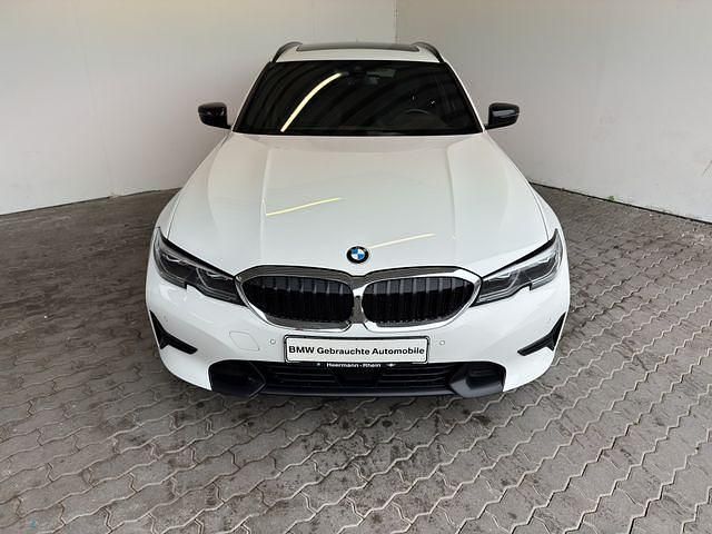 Alpinweiss Gebraucht 2022 BMW 330 Sport Line Kombi | 29.198 € (Fairer Preis) - Bild 1/4