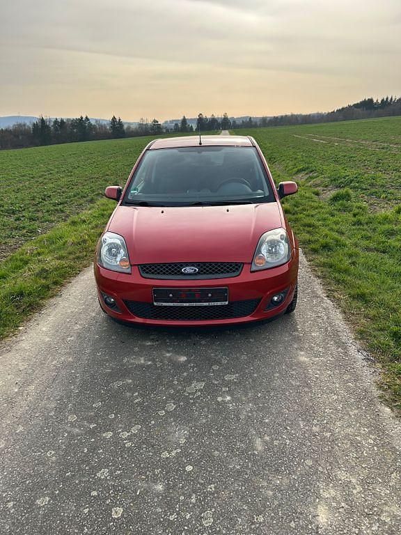 Gebraucht Ford Fiesta Ambiente 80 PS (58 kW) 2008 Rot Kleinwagen