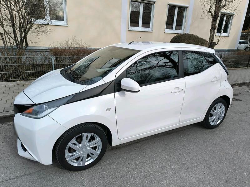 Gebraucht Toyota Aygo 69 PS (50 kW) 2016 Weiß Kleinwagen