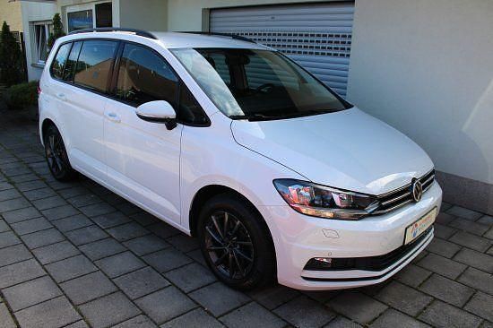 Weiß Gebraucht 2018 VW Touran Comfortline Van / Kleinbus | 14.450 € (Fairer Preis) - Bild 1/4