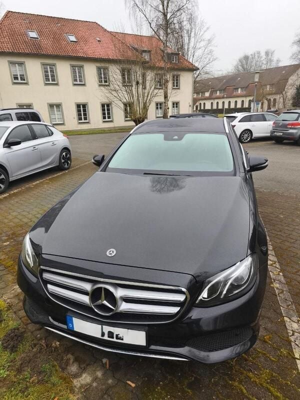 Schwarz Gebraucht 2018 Mercedes E200 Avantgarde Kombi | 22.780 € (Guter Preis) - Bild 1/4