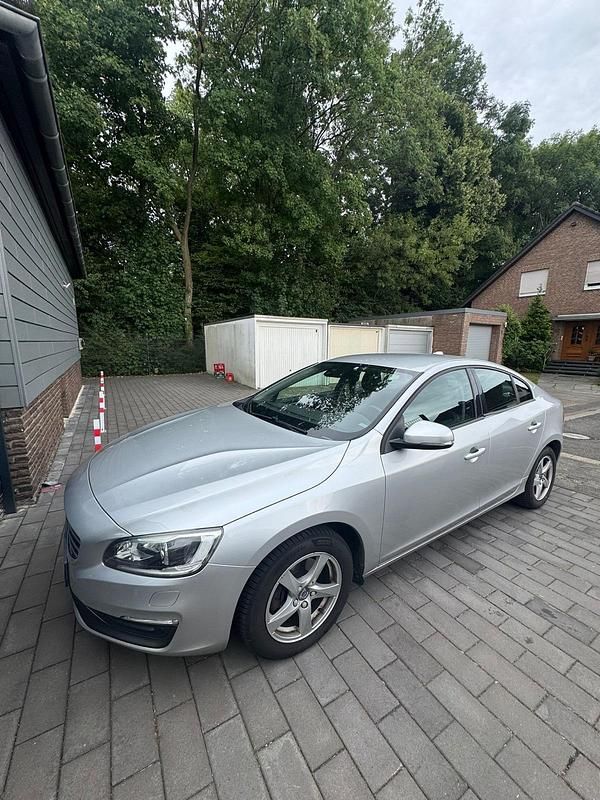 Grau Gebraucht 2015 Volvo S60 Limousine | 10.000 € - Bild 1/4