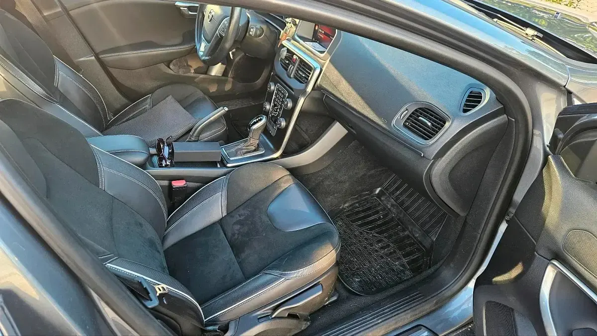 Gebraucht Volvo V40 152 PS (111 kW) 2019 Grau Kleinwagen