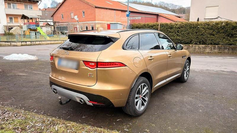 Gebraucht Jaguar F-Pace First Edition 300 PS (220 kW) 2017 Gold SUV
