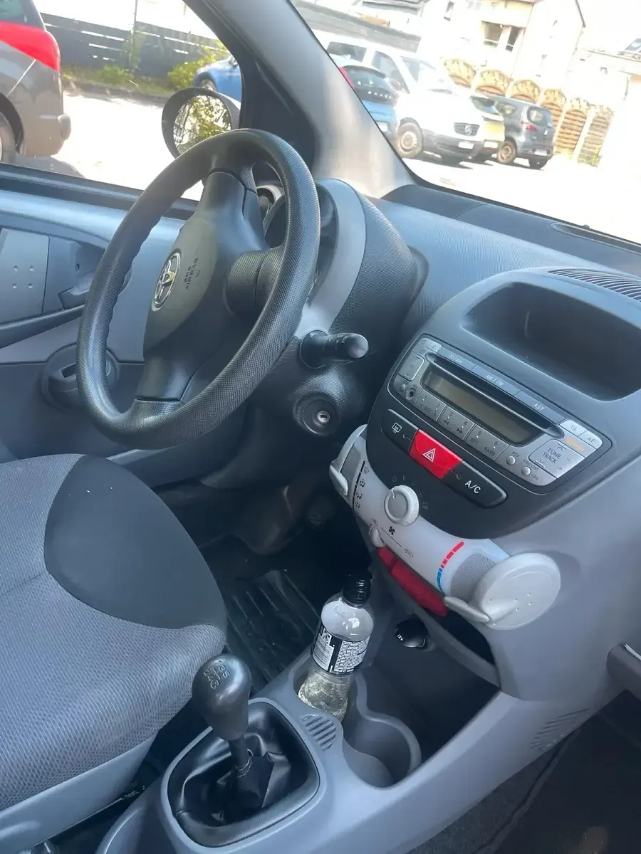 Gebraucht Toyota Aygo 69 PS (50 kW) 2007 Silber Kleinwagen