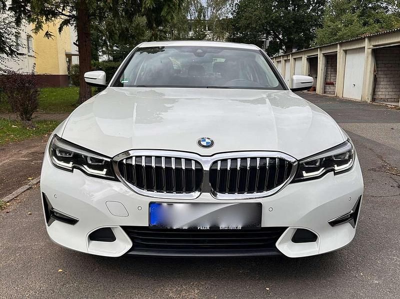 Weiß Gebraucht 2019 BMW 320 Gran Turismo Luxury Line Limousine | 28.000 € - Bild 1/4