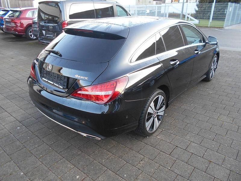 Gebraucht Mercedes CLA220 184 PS (135 kW) 2018 Kosmosschwarz Limousine