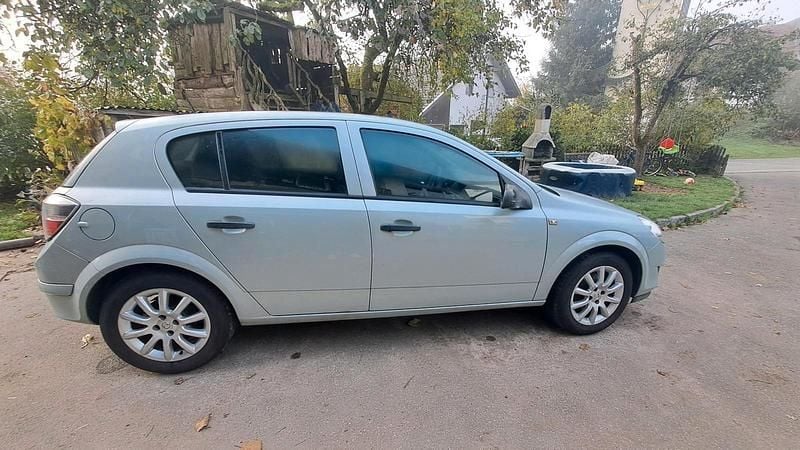 Andere farben Gebraucht 2009 Opel Astra Kleinwagen | 2.200 € (Guter Preis) - Bild 1/4