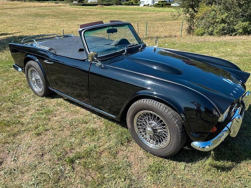 Schwarz Gebraucht 1965 Triumph TR4 Cabrio | 24.900 € - Bild 1/4