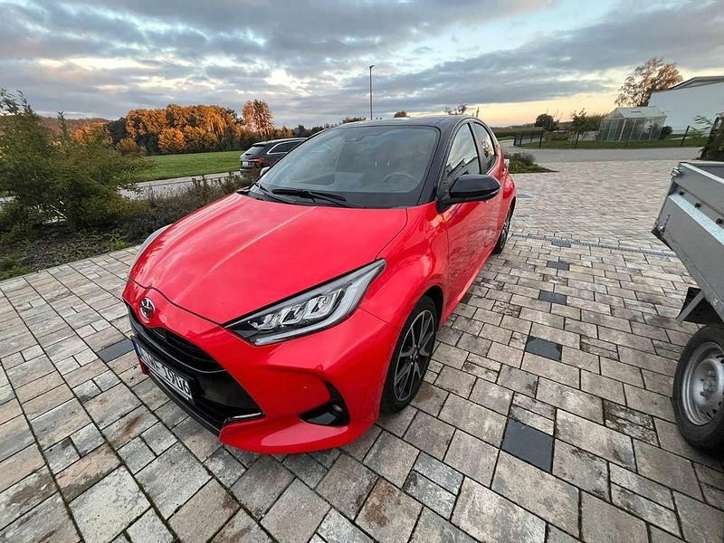 Rot Gebraucht 2022 Toyota Yaris Limousine | 22.000 € (Teuer) - Bild 1/4