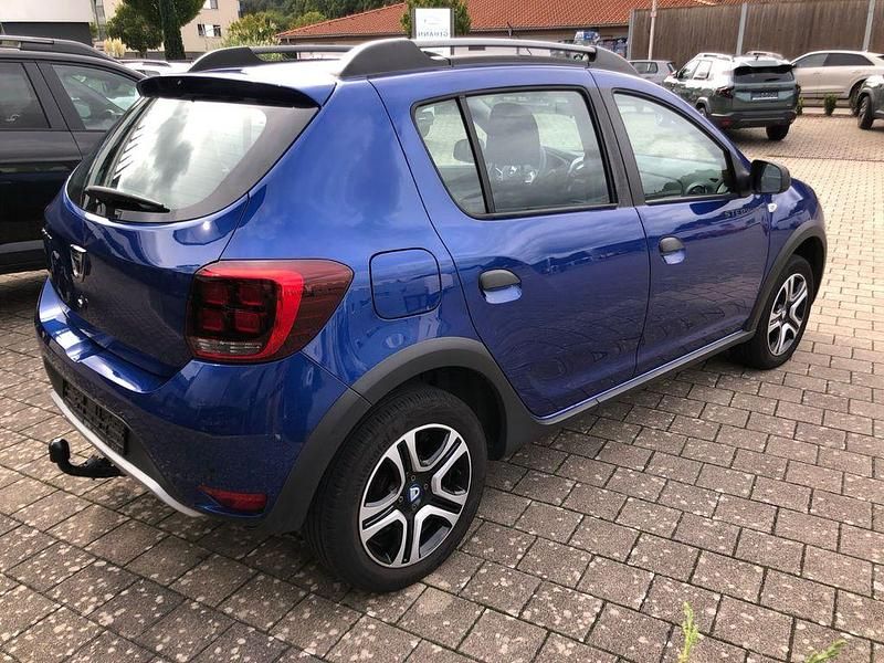 Blau Gebraucht 2020 Dacia Sandero Celebration Kleinwagen | 10.790 € (Guter Preis) - Bild 1/4